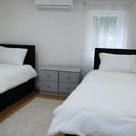 New Refurbished 2 Bedroom Detached House بيت للعطل