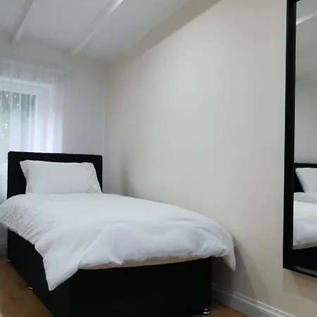 New Refurbished 2 Bedroom Detached House بيت للعطل